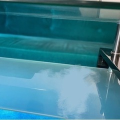 美品　ガラスローテーブルの画像