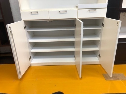 【リサイクルサービス八光】幅117.8㎝　ホワイト　大型食器棚　2口コンセント付