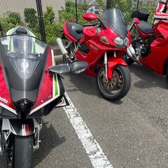 イタリアのバイクに乗っている人！