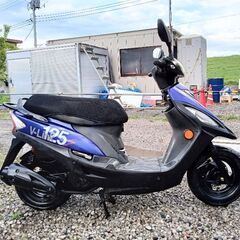 非常に高速なバイク。 優れたエンジン。 キムコVリンク。 ( 125cc)。エンジンオイルは新品です。 リヤタイヤはほぼ新品です。 リアブレーキパッドはほぼ新品です。 シートカバーは新品です。 サイドスタンド付き。  16095キロ。の画像