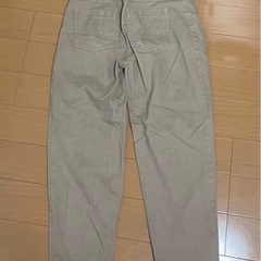ベージュ パンツ チノパンの画像