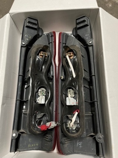 200系ハイエース3型純正テールランプ