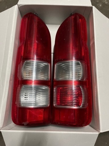 200系ハイエース3型純正テールランプ