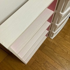 かわいいピンクの本棚の画像