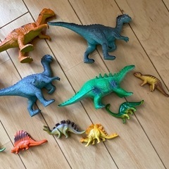 恐竜のフィギュアの画像