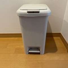 足踏み、オープン式のゴミ箱