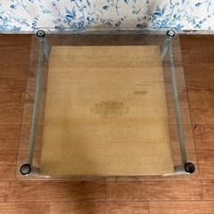ガラスのローテブルの画像