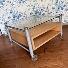 ガラスのローテブルの画像