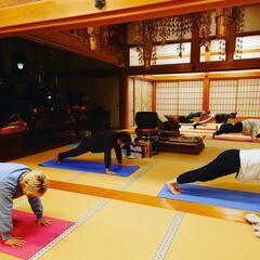 鴻巣のお寺でヨガの画像