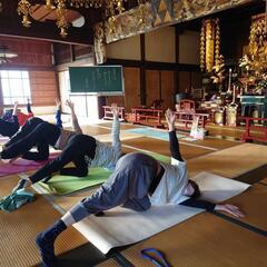 川越のお寺でヨガの画像