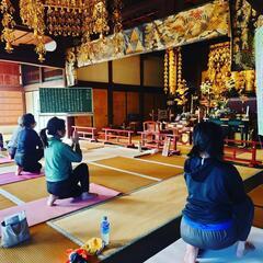 川越のお寺でヨガの画像