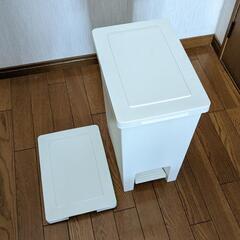 【ご成約済】蓋付きゴミ箱　ペダル付き