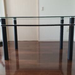 強化ガラスダイニングテーブルの画像