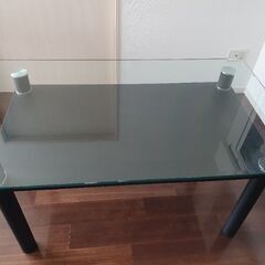強化ガラスダイニングテーブルの画像