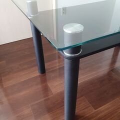 強化ガラスダイニングテーブルの画像