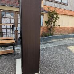 しっかりした作りの両開きキャビネットの画像