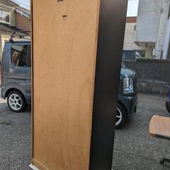 しっかりした作りの両開きキャビネットの画像
