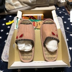 使い古しの靴磨き道具と、スリッパ