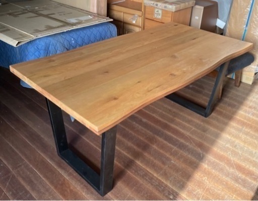 木目が鮮やか　オーク無垢材使用　ダイニングテーブル　160センチ幅　モダンテーブル