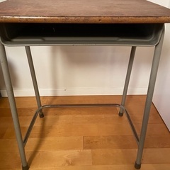 レトロ　学校の机と椅子の画像