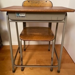 レトロ　学校の机と椅子の画像
