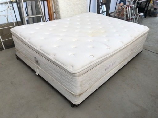 Sealy シーリー  クラウンジュエル ダブルベッド&マットレス シミあり