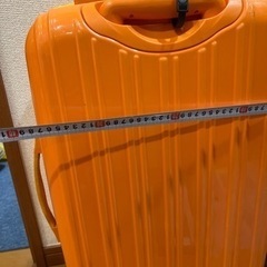 4/18(火) 19:30-23:00の間ぐらいで取りに来れる方 スーツケース 鍵なし Mサイズの画像