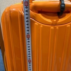 4/18(火) 19:30-23:00の間ぐらいで取りに来れる方 スーツケース 鍵なし Mサイズの画像