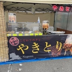 屋台での飲食販売スタッフの画像