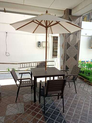 ①【処分価格】新品　セット売り　テーブル1個、イス4個、パラソル1本