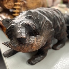 木彫りのクマの置物(中)