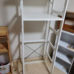 縦長の収納棚の画像