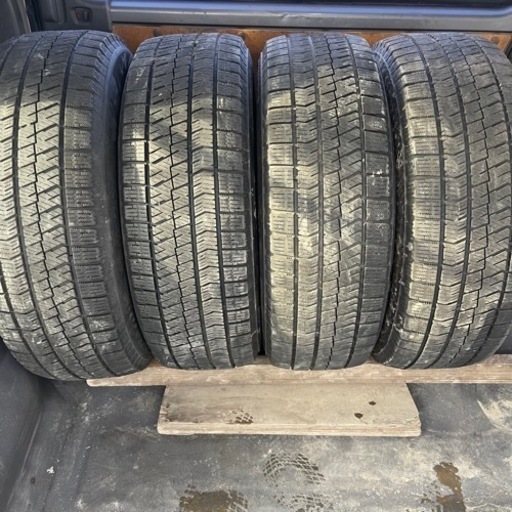 バリ山　BRIDGESTONE ブリヂストン　ブリジストン　VRX2 215/65R16 スタッドレス　タイヤ　2018年製　16インチ