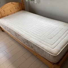 シングルベッド、マットレス付き