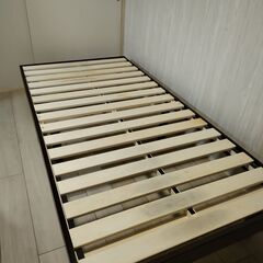 木製シングルベッドの画像
