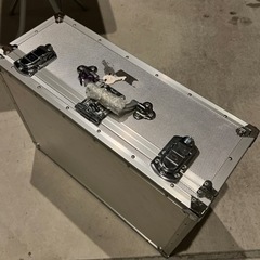確定         ジュラルミンケースのような