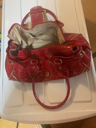 赤とネズミ色のバッグ