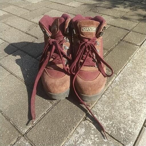 ハイキングシューズ。