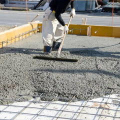《未経験者歓迎✨》お住まいもしっかりサポートします《学校などをつくる型枠工事作業員》の画像