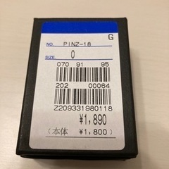 スーツに付けるやつの画像