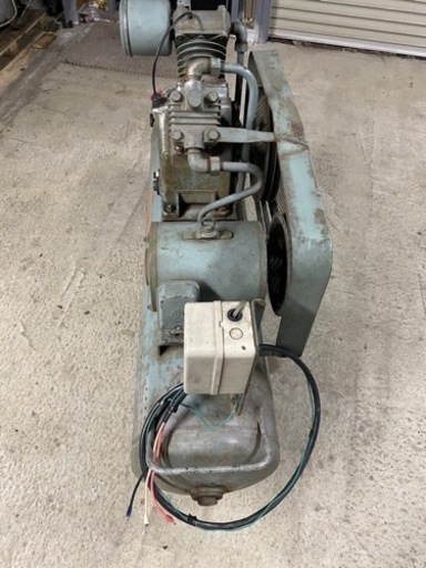 エアーコンプレッサー  5馬力　200v ヒタチ　ベビコン