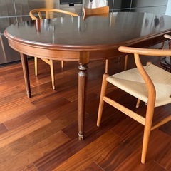 クラシックダイニングテーブルの画像