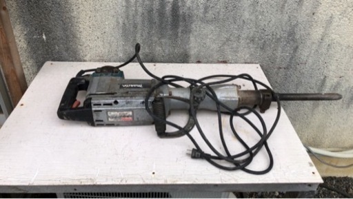 電動ハンマー HM1303だと思います。 100V