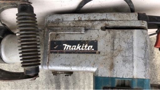電動ハンマー HM1303だと思います。 100V  makita マキタ HM1303 電動ハンマ 掘削 破砕 ハツリ 解体工事｜Yahoo 