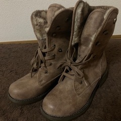 レインブーツとファーブーツセットの画像