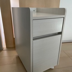アイリスオーヤマのキャビネットと洗い物カゴ