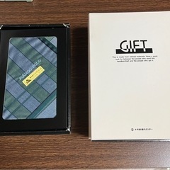 箱入ハンカチ、ショルダー付き財布の画像
