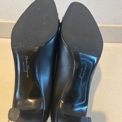 フェラガモ　パンプスの画像