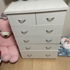 白い木製タンス