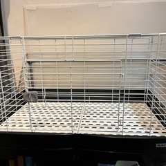 うさぎのゲージ、水飲み、餌入れ